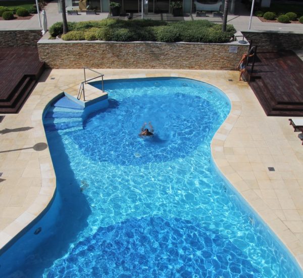 Piscinas abiertas guitarra